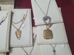 1#5945 Orecchini Moschino e ciondoli 2 Jewels