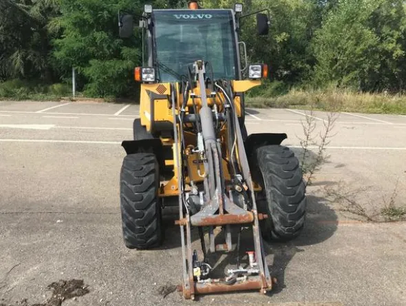 47011#3450 Pala Volvo L25B
