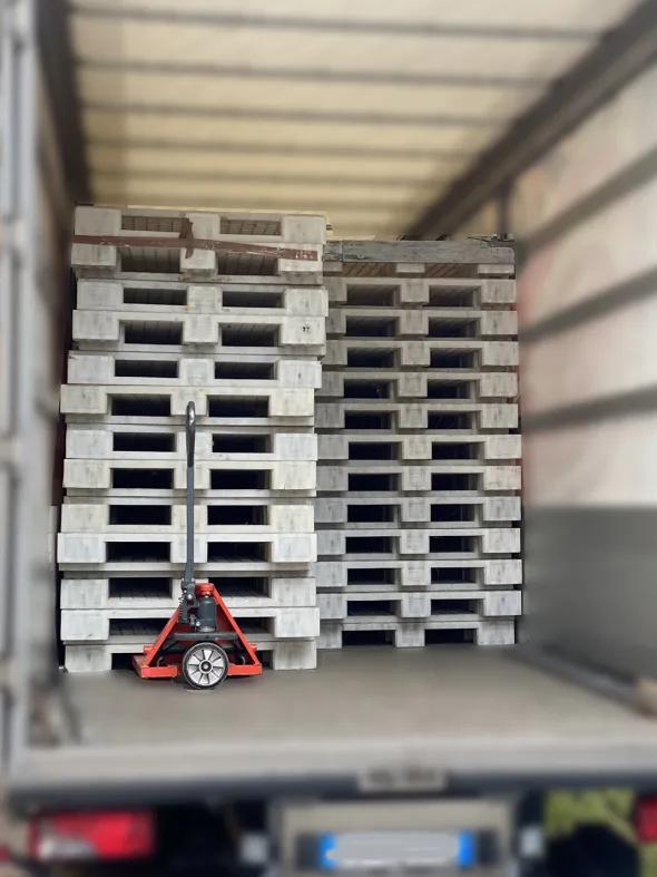 Pallet o bancali in plastica per uso alimentare usati