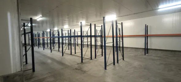 Pallet rental place storage cold room