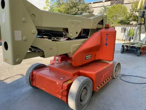 12#5755 Piattaforma aerea semovente articolata JLG