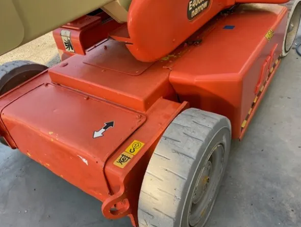 12#5755 Piattaforma aerea semovente articolata JLG