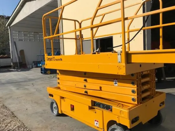 1#4058 Piattaforma aerea verticale a pantografo Haulotte Compact 12