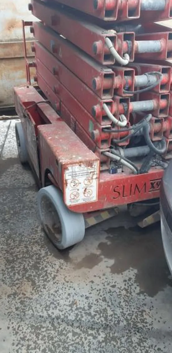 6#4679 Piattaforma verticale a pantografo JLG