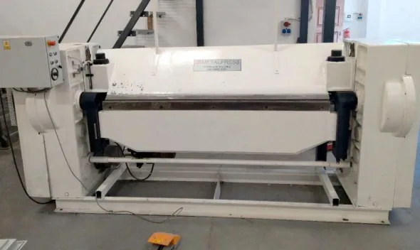 Piegatrice a bandiera METALPRES KM4E
