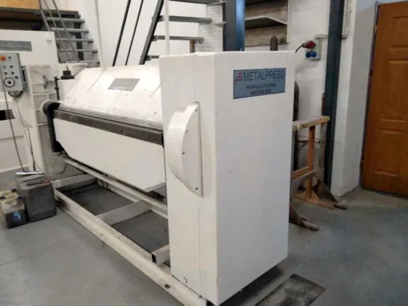 Piegatrice a bandiera METALPRES KM4E
