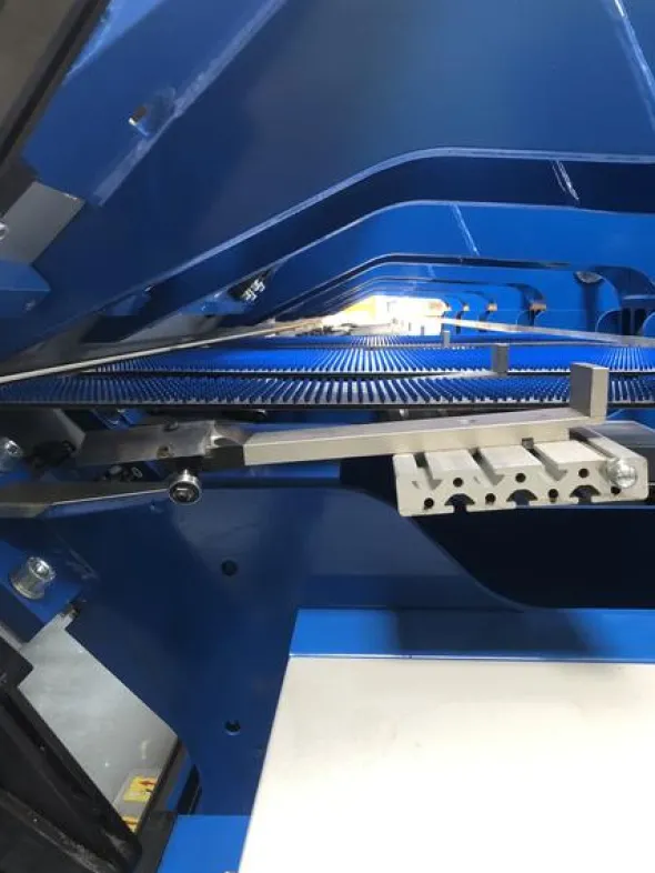 1#4562 Piegatrice Variobend a doppia bandiera semiautomatica