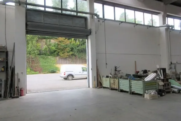 #8882 Porzione di capannone con box prefabbricato