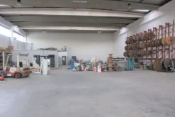 #8882 Porzione di capannone con box prefabbricato
