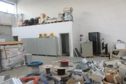 #8882 Porzione di capannone con box prefabbricato