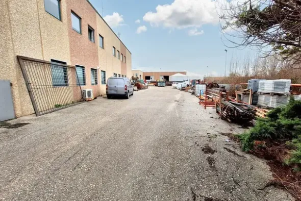 #22554 Porzione di capannone con spazio esterno