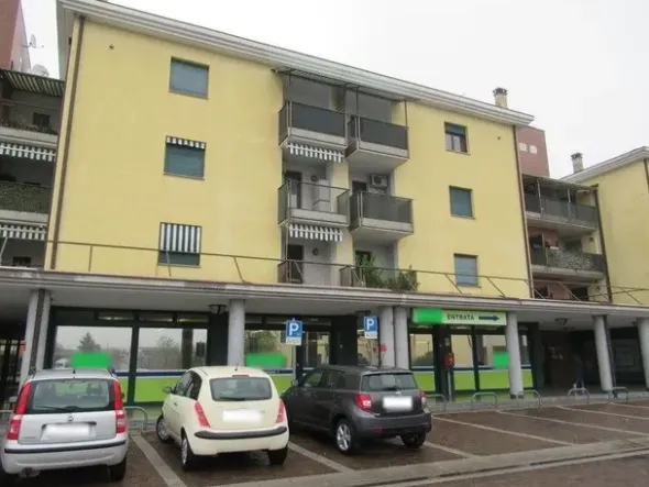 #8554 Porzione di negozio con garage in complesso polifunzionale