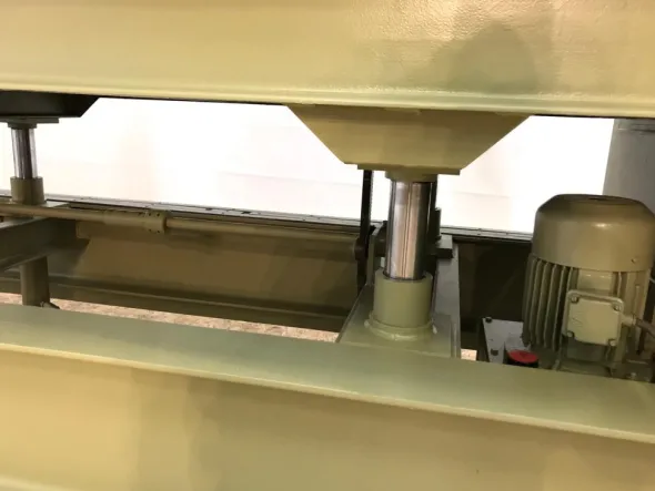 909-1232Pressa a caldo marca Kolmag