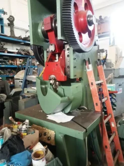 Pressa a collo di cigno a frizione OMC 60TONN