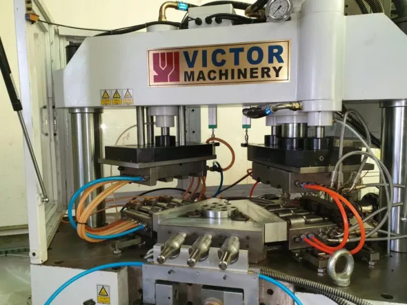 Pressa ad iniezione VICTOR MACHINERY MSZ 30