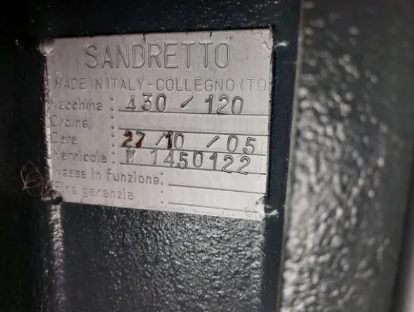 7#7556 Pressa a iniezione Sandretto