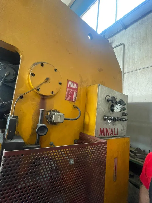 Pressa Piegatrice MINALI 3000 mm X 60 Ton USATA