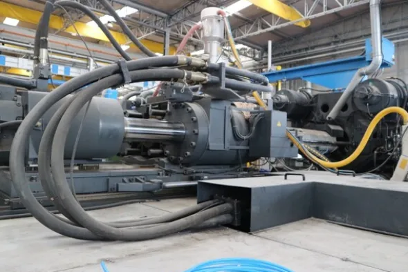 29#5528 Pressa Sandretto Mega HC e robot Jrobi