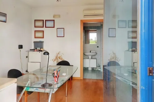 #19538 Proprietà superficiaria di ufficio e posto auto
