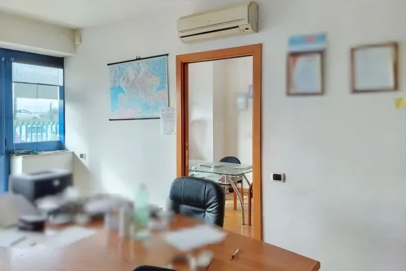 #19538 Proprietà superficiaria di ufficio e posto auto