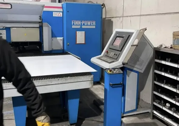 PUNZONATRICE CNC FINN POWER