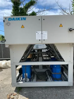 Refrigeratore climatizzatore industriale chiller daikin
