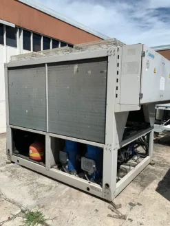 Refrigeratore climatizzatore industriale chiller daikin