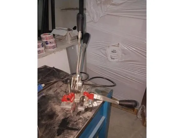 4#2974 Reggiatrice elettrica e clip chiusura imballaggio