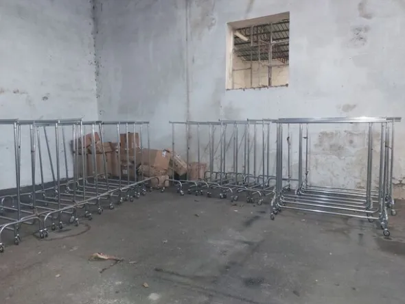 1#8180 Rimanenze di magazzino abbigliamento e macchine per confezionamento