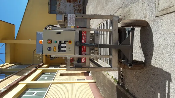 Rimorchio attrezzato sostituzione batterie