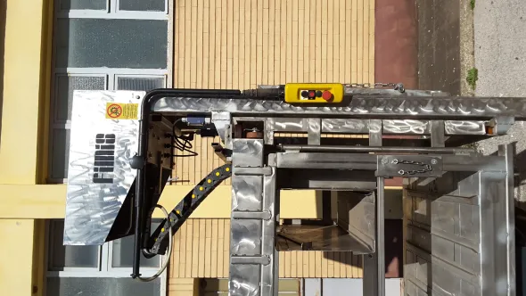 Rimorchio attrezzato sostituzione batterie