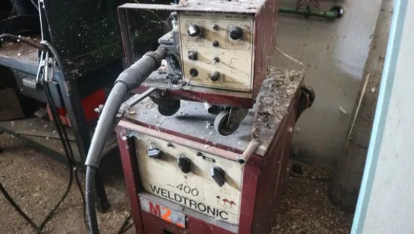 8#5049 Saldatrice Weldtronic e trapano a colonna Serrmac