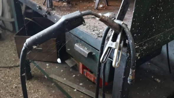 8#5049 Saldatrice Weldtronic e trapano a colonna Serrmac
