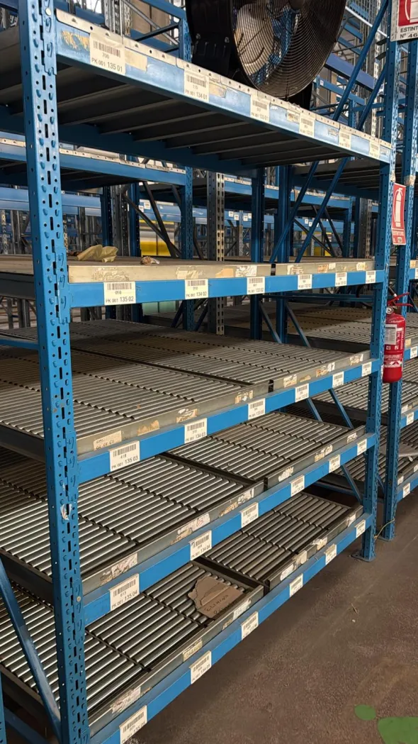 Scaffalatura con rulliera in acciaio