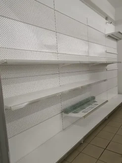 Scaffalatura 750 m² + banco cassa/informazioni – Usato