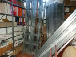 1#8455 Scaffalature e arredamento vario
