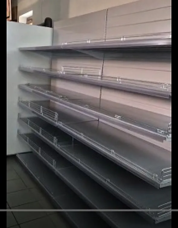 scaffali negozio alimentari