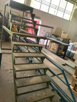 SCALA IN FERRO COMPLETO DI CORRIMANO
