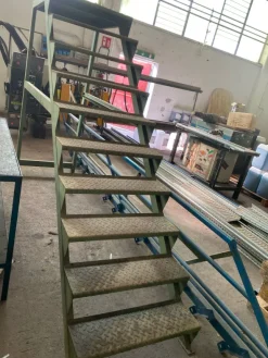 SCALA IN FERRO COMPLETO DI CORRIMANO