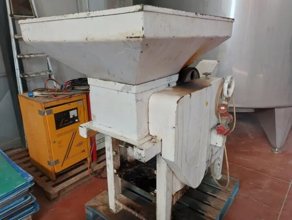6#7582 Schiacciatrice con tramoggia
