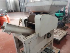6#7582 Schiacciatrice con tramoggia