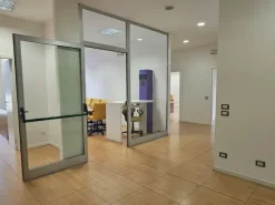 #25097 Spazioso ufficio arredato in posizione strategica