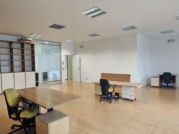 #25097 Spazioso ufficio arredato in posizione strategica