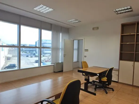#25097 Spazioso ufficio arredato in posizione strategica