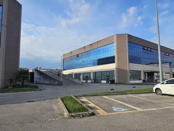 #25097 Spazioso ufficio arredato in posizione strategica