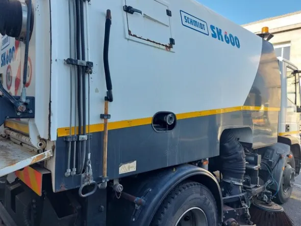 30#7528 Spazzatrice Iveco