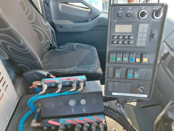 30#7528 Spazzatrice Iveco