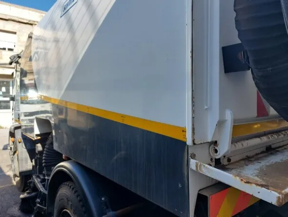 30#7528 Spazzatrice Iveco