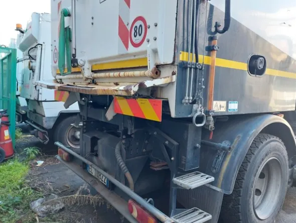 28#7528 Spazzatrice Iveco