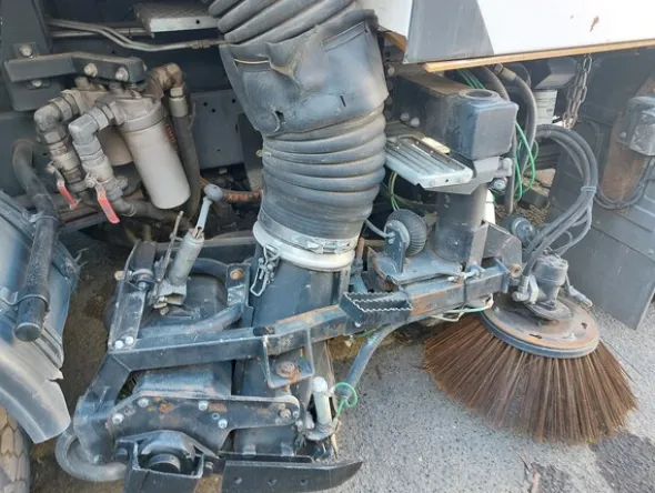 28#7528 Spazzatrice Iveco